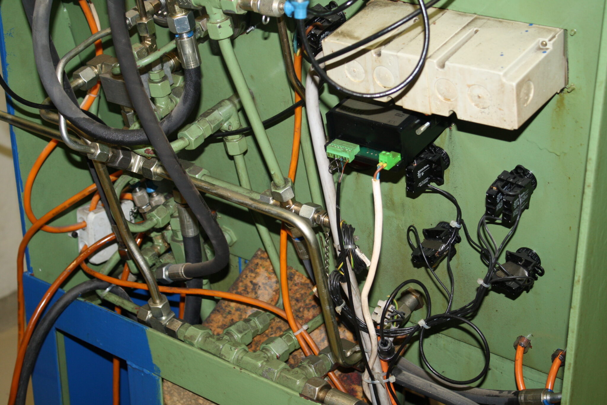 Hydraulikaggregat mit verschiedenen Steuerelementen und Kabeln